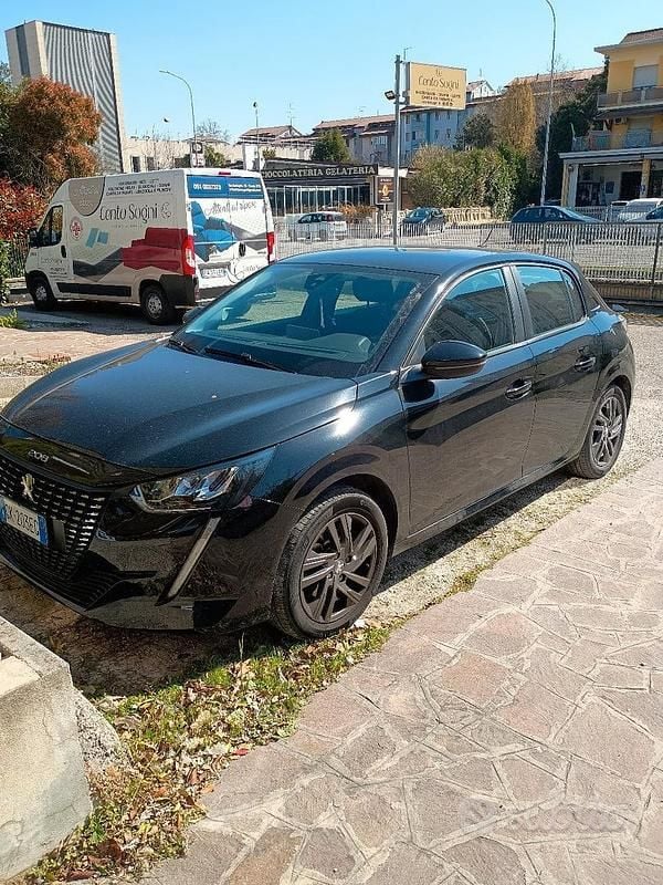 Usata Peugeot 208 Active+ 100 CV (73 kW) 2022 Nero Utilitaria