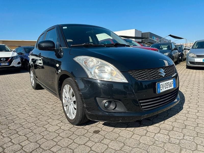 Nero Usata 2014 Suzuki Swift GL Due volumi | 5990 € (Buon prezzo) - Immagine 1/4