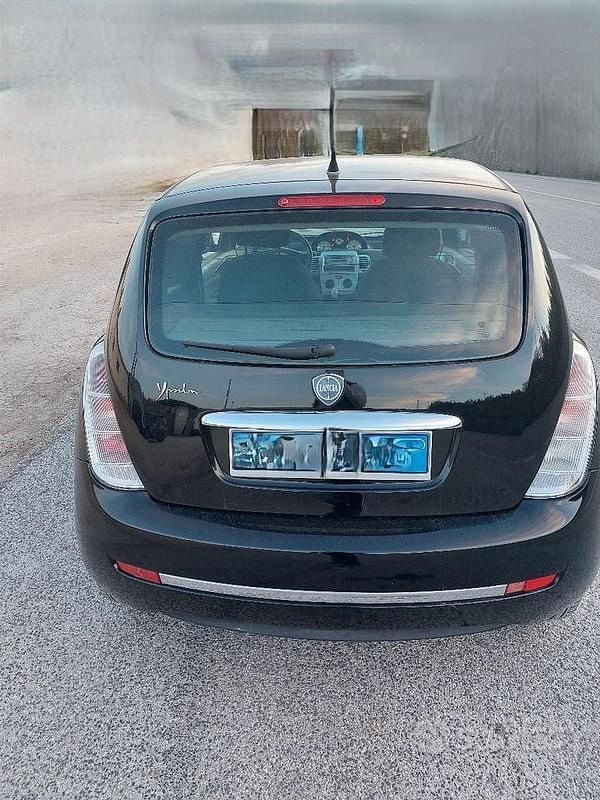 Begagnad Lancia Ypsilon 75 HK (55 kW) 2011 Svart Halvkombi