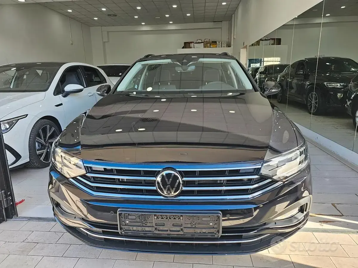 Usata VW Passat S 150 CV (110 kW) 2023 Deep black Station wagon