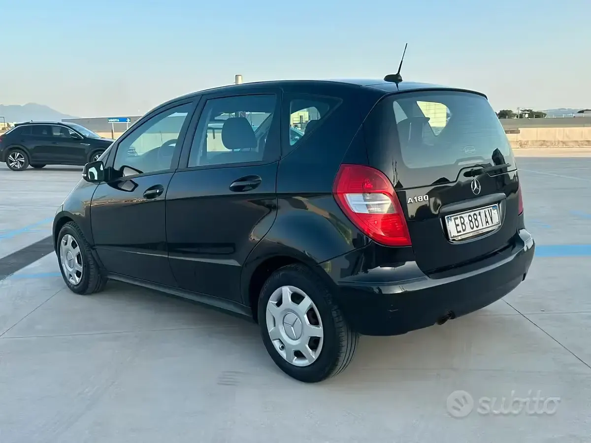 Usata Mercedes A180 109 CV (80 kW) 2010 Nero Berlina