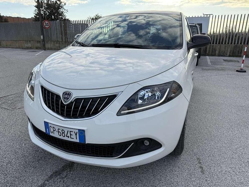 Bianco Usata 2023 Lancia Ypsilon Gold Due volumi | 10.990 € (Ottimo prezzo) - Immagine 1/4