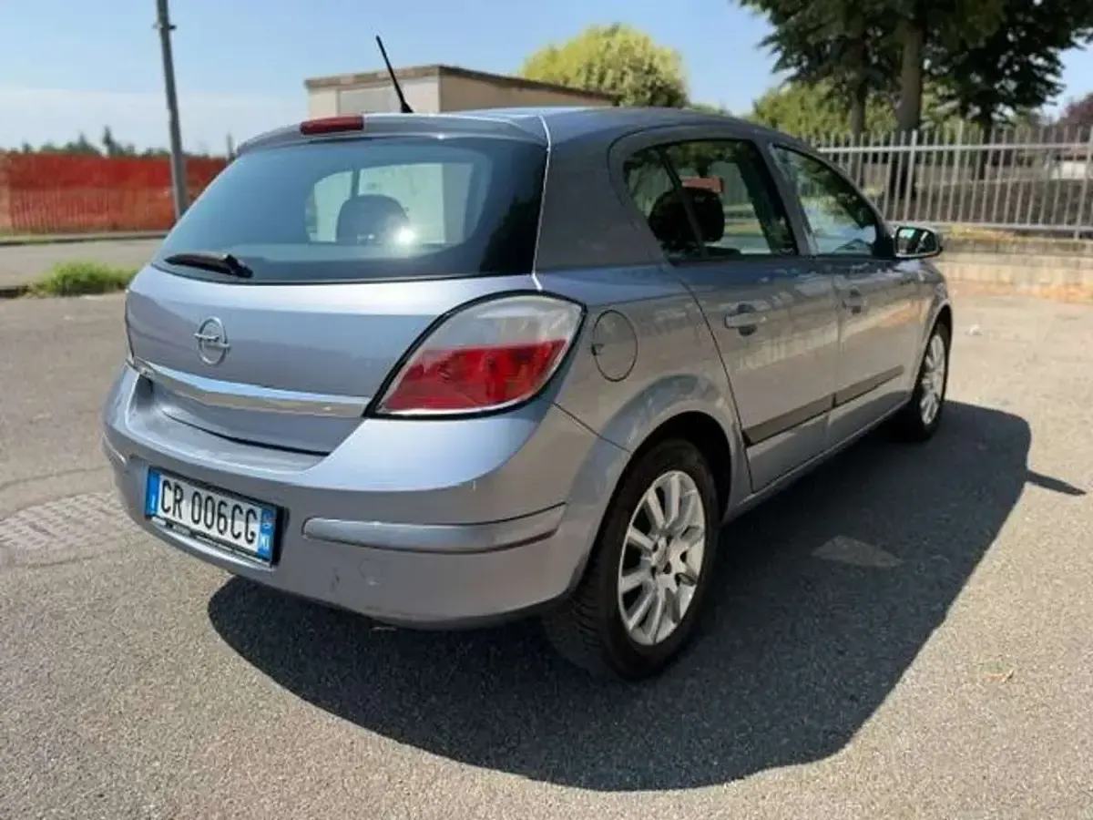 Usata Opel Astra Enjoy 90 CV (66 kW) 2004 Grigio Berlina