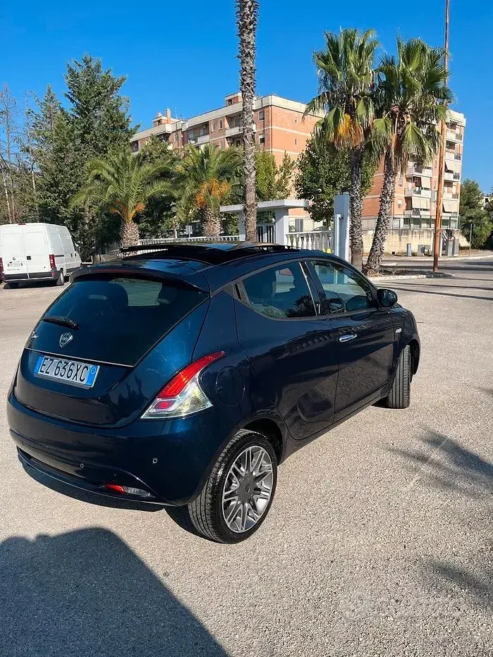 Usata Lancia Ypsilon 95 CV (69 kW) 2018 Bluazzurro Utilitaria