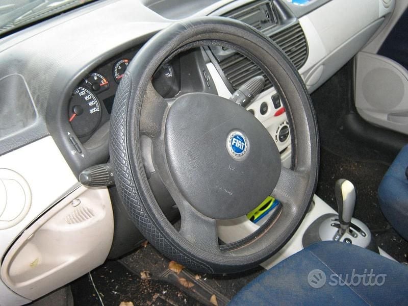 Grigio Usata 2005 Fiat Punto Tre volumi | 1100 € (Super prezzo) - Immagine 1/4