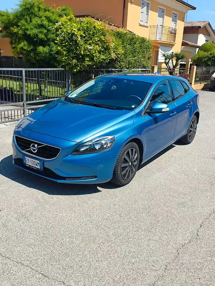 Usata Volvo V40 120 CV (88 kW) 2016 Blu Berlina