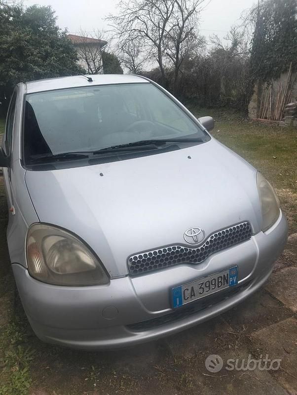 Usata Toyota Yaris 68 CV (50 kW) 2002 Grigio Utilitaria