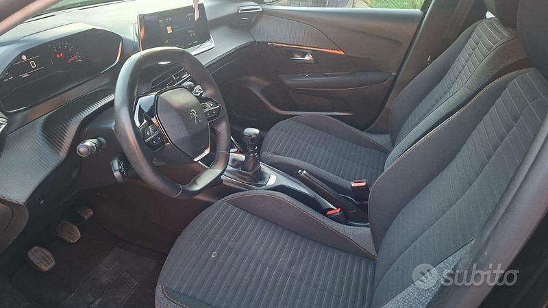 Usata Peugeot 208 Allure 100 CV (73 kW) 2023 Nero Utilitaria