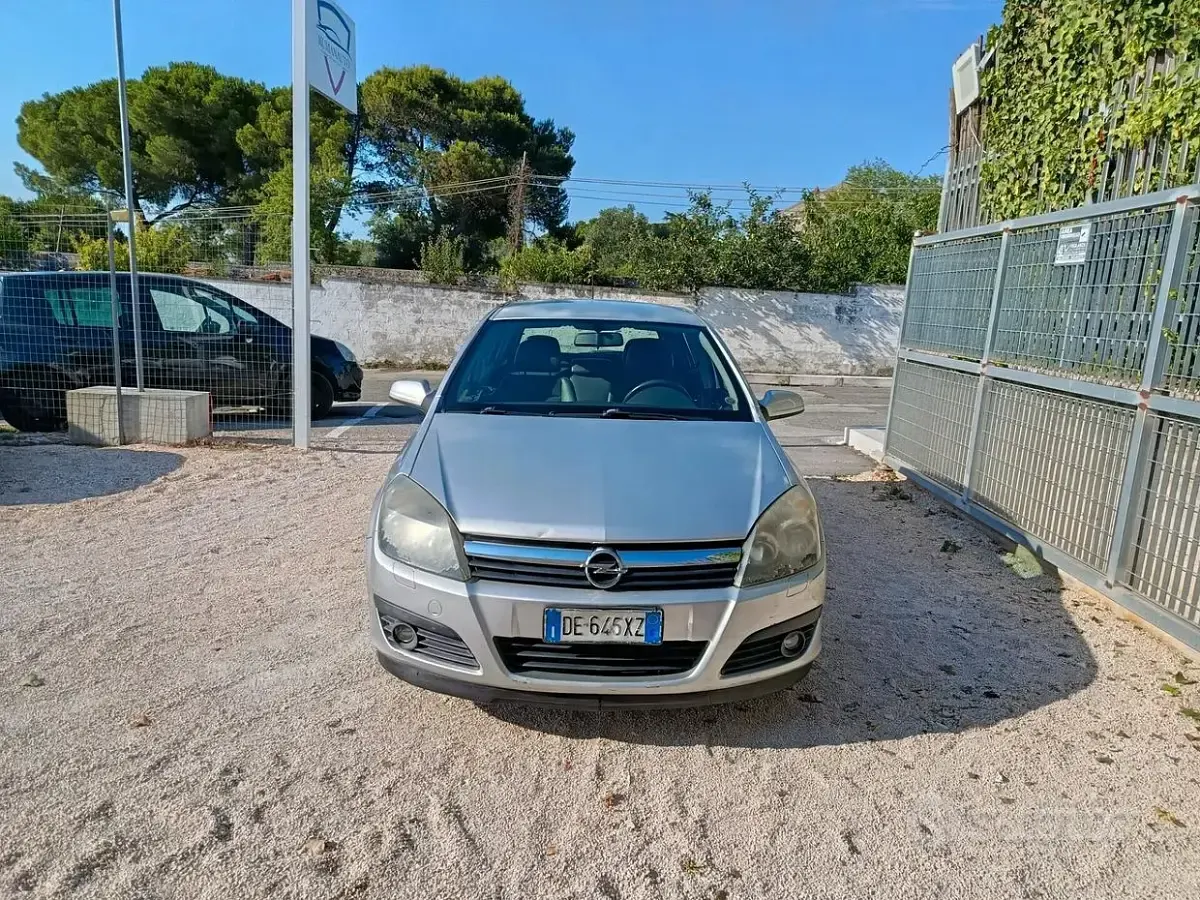 Usata Opel Astra Enjoy 101 CV (74 kW) 2007 Grigio Berlina