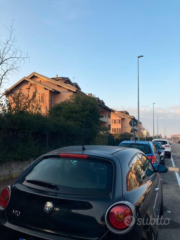 Nero Usata 2009 Alfa Romeo MiTo Due volumi | 3150 € (Buon prezzo) - Immagine 1/4