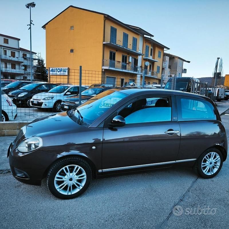 Usata Lancia Ypsilon 69 CV (50 kW) 2012 Marrone Utilitaria