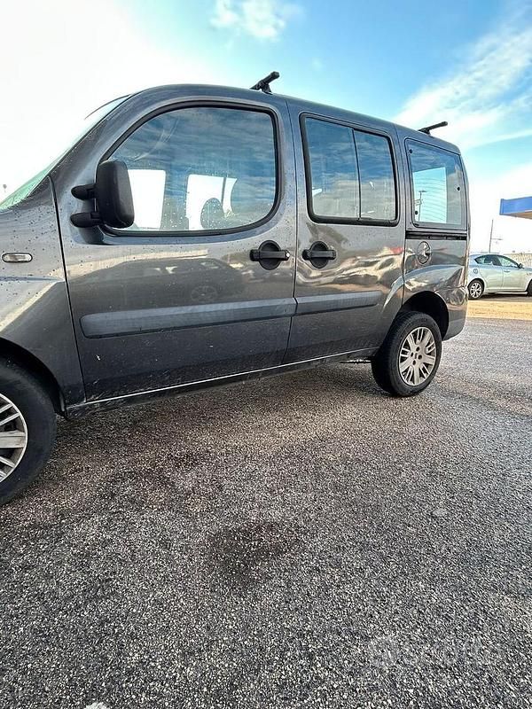 Usata Fiat Doblò 105 CV (77 kW) 2009 Marrone Monovolume