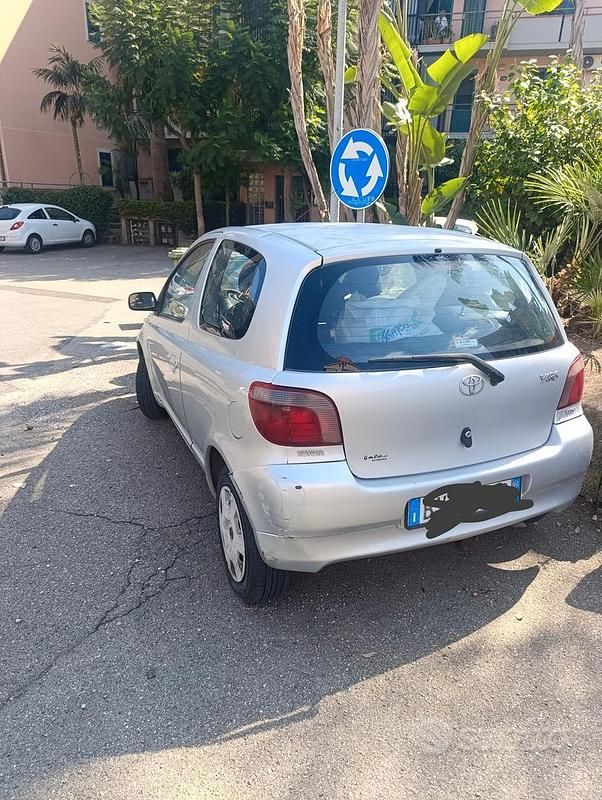Usata Toyota Yaris 68 CV (50 kW) 2001 Grigio Utilitaria