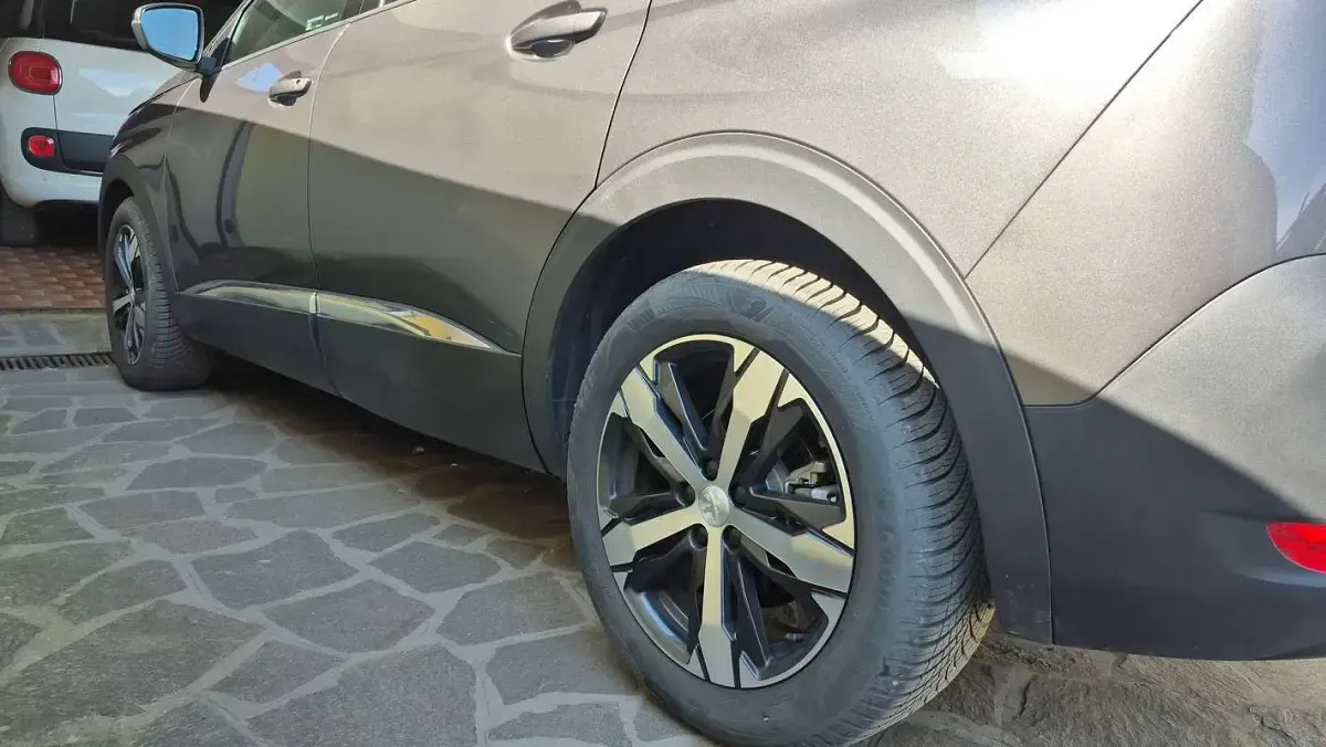 Usata Peugeot 5008 Allure 120 CV (88 kW) 2024 Grigio SUV