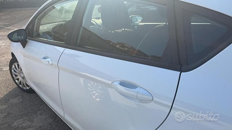 Usata Ford Fiesta Titanium 75 CV (55 kW) 2016 Grigio Utilitaria
