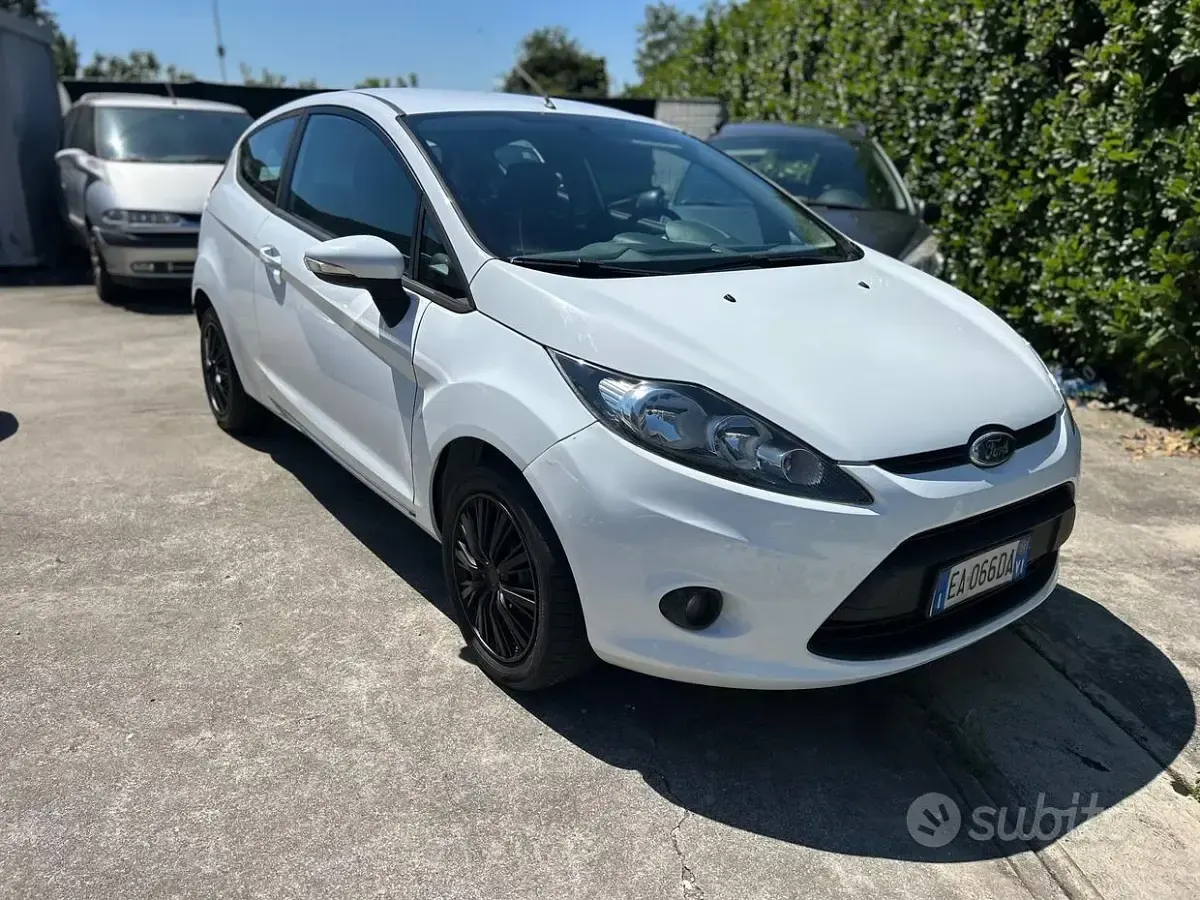 Usata Ford Fiesta 82 CV (60 kW) 2009 Bianco Berlina
