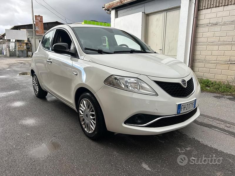 Usata Lancia Ypsilon Platinum 69 CV (50 kW) 2017 Bianco Utilitaria