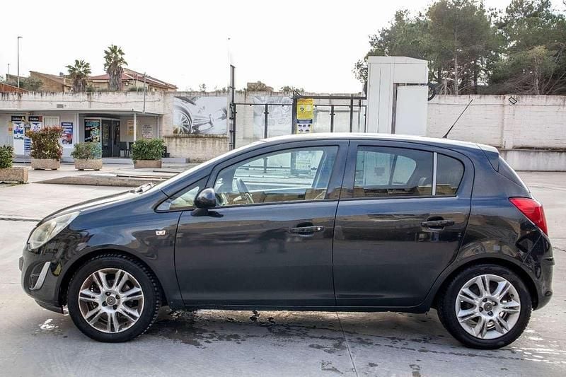 Usata Opel Corsa Edition 95 CV (69 kW) 2012 Nero Utilitaria