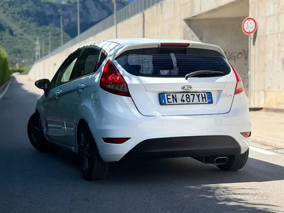 Usata Ford Fiesta 60 CV (44 kW) 2013 Bianco Berlina