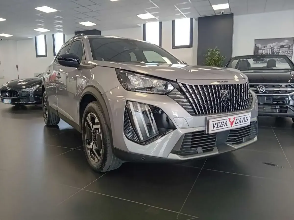 Usata Peugeot 2008 Allure 101 CV (74 kW) 2025 Grigio SUV