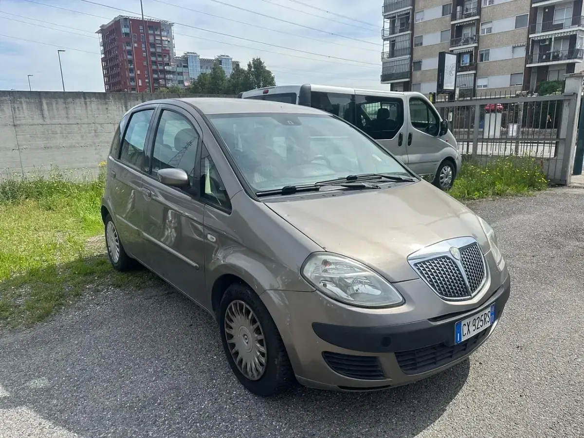 Usata Lancia Musa 95 CV (69 kW) 2006 Oro Monovolume