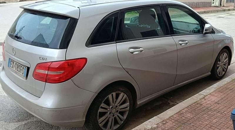 Usata Mercedes B180 Premium 109 CV (80 kW) 2014 Grigio Monovolume
