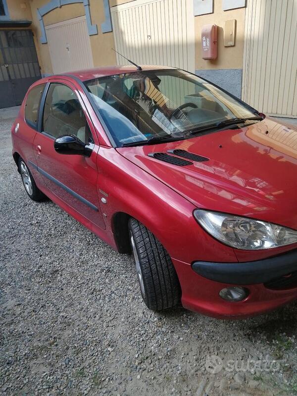 Usato 2000 Peugeot 206 2.0 Benzin 135 CV (4.000 €)