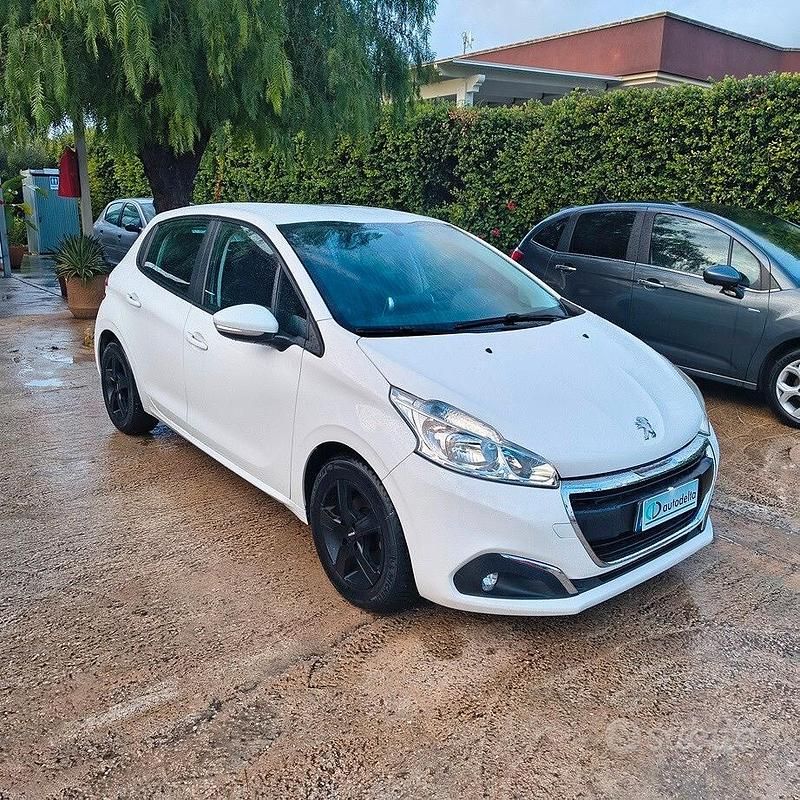 Usata Peugeot 208 Active 68 CV (50 kW) 2015 Bianco Utilitaria
