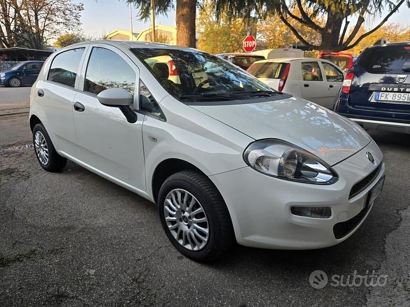 Grigio Usata 2016 Fiat Punto Lounge Tre volumi | 5900 € (Buon prezzo) - Immagine 1/4