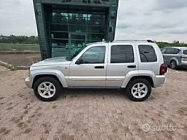 Usata Jeep Cherokee 163 CV (119 kW) 2008 Grigio SUV