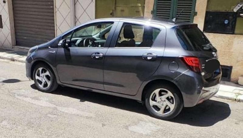 Usata Toyota Yaris Hybrid Active 75 CV (55 kW) 2015 Grigio Berlina