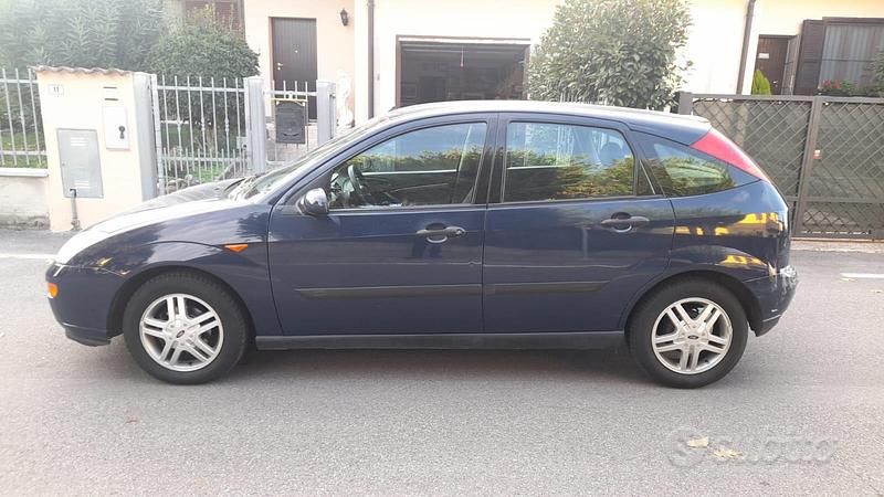 Usata Ford Focus Zetec 116 CV (85 kW) 2001 Blu/azzurro Berlina