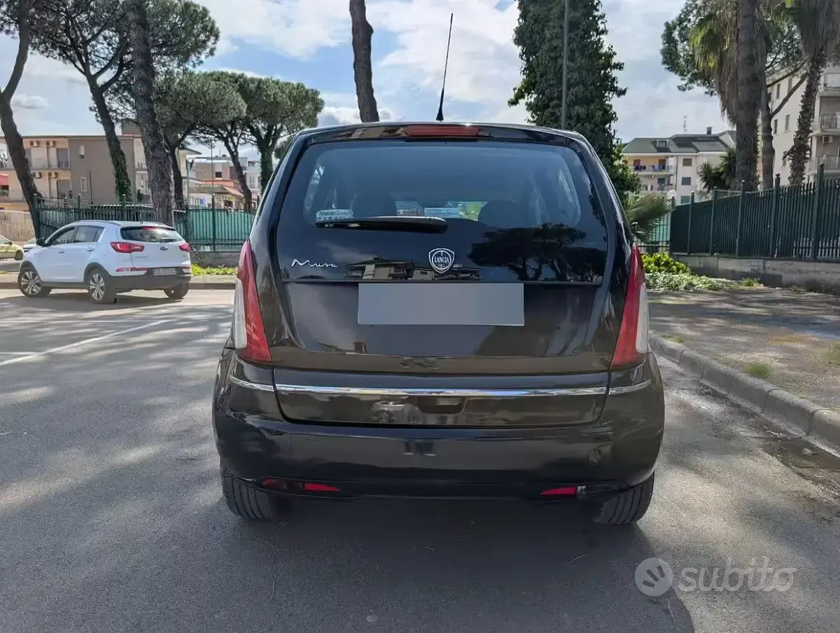 Usado Lancia Musa 77 CV (56 kW) 2012 Negro Monovolumen