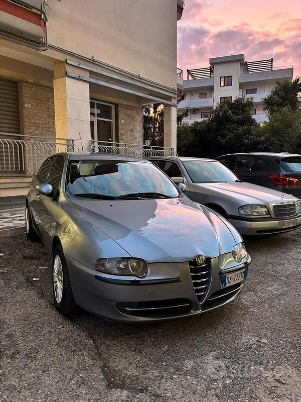 Blu/azzurro Usata 2001 Alfa Romeo 147 Progression Due volumi | 3000 € (Cara) - Immagine 1/4