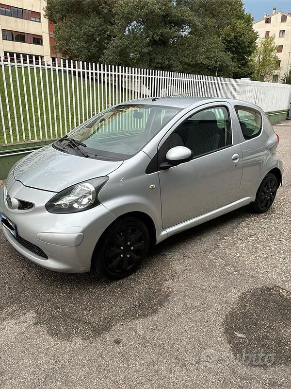 Grigio Usata 2006 Toyota Aygo Due volumi | 2200 € (Buon prezzo) - Immagine 1/4