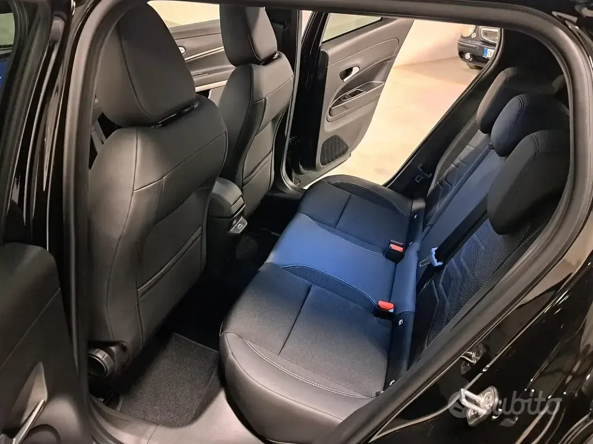 Usado Jeep Avenger Summit 101 HP (74 kW) 2024 Preto SUV