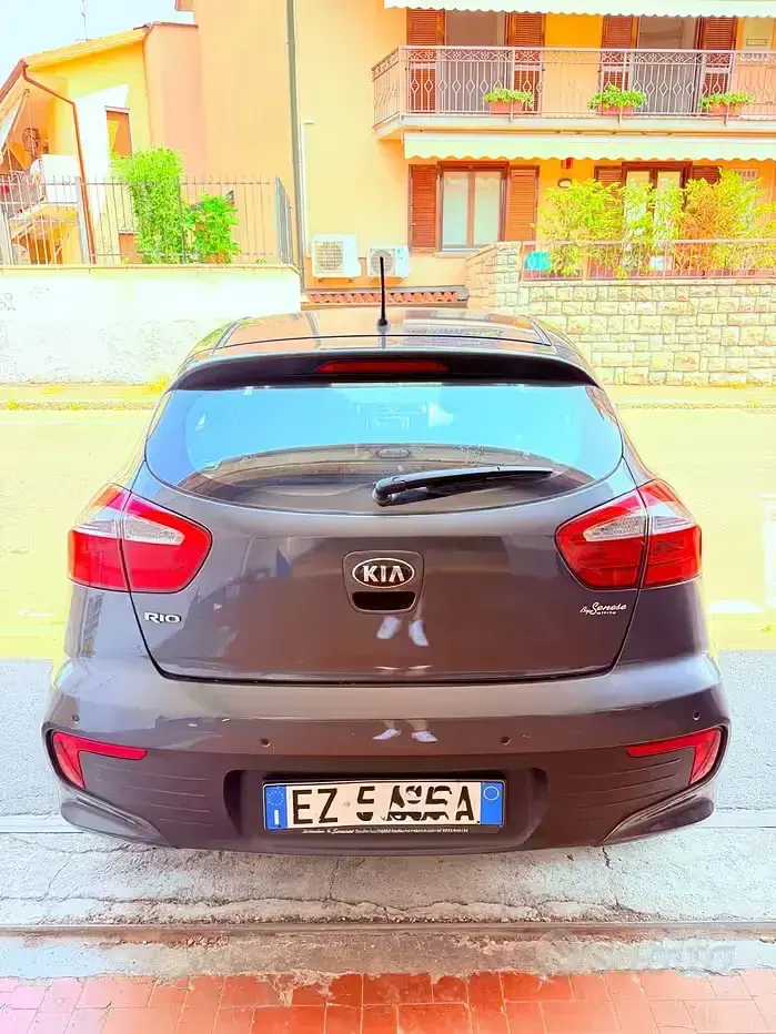 Usata Kia Rio 85 CV (62 kW) 2015 Grigio Berlina