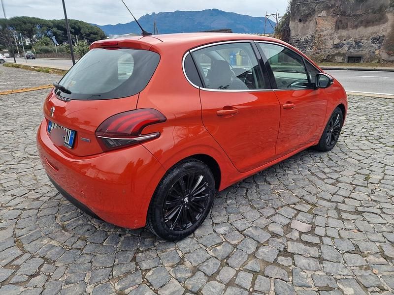 Usata Peugeot 208 Allure 75 CV (55 kW) 2015 Arancione Utilitaria