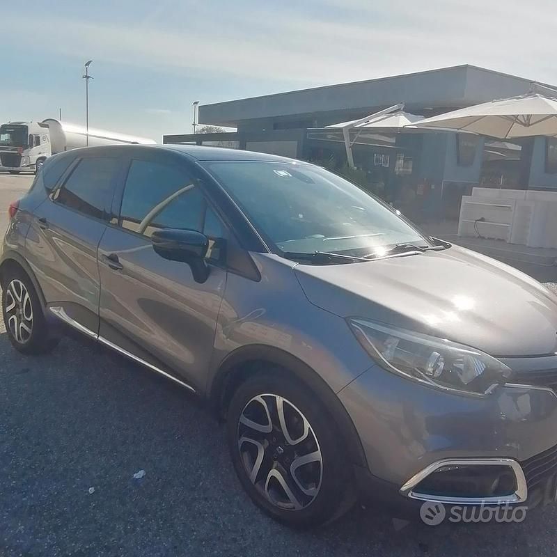 Grigio Usata 2014 Renault Captur SUV | 7800 € - Immagine 1/4