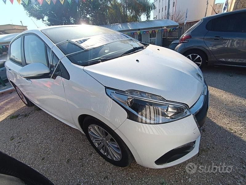 Usata Peugeot 208 Active 81 CV (59 kW) 2014 Bianco Utilitaria