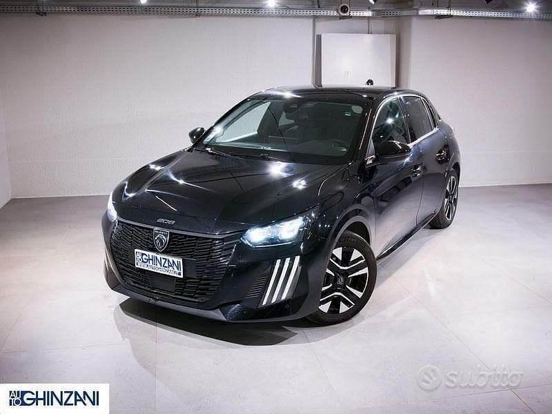 Usata Peugeot 208 Allure 101 CV (74 kW) 2025 Nero Utilitaria