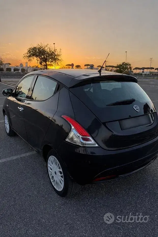 Usata Lancia Ypsilon 69 CV (50 kW) 2017 Nero Utilitaria