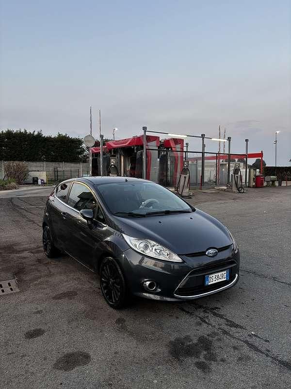 Usata Ford Fiesta Titanium 60 CV (44 kW) 2008 Grigio Utilitaria