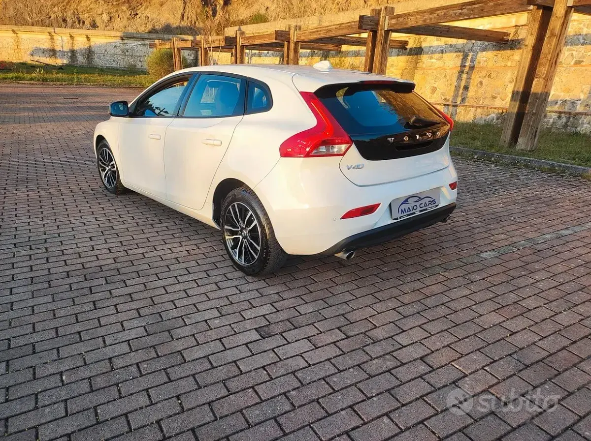 Usata Volvo V40 120 CV (88 kW) 2018 Bianco Berlina
