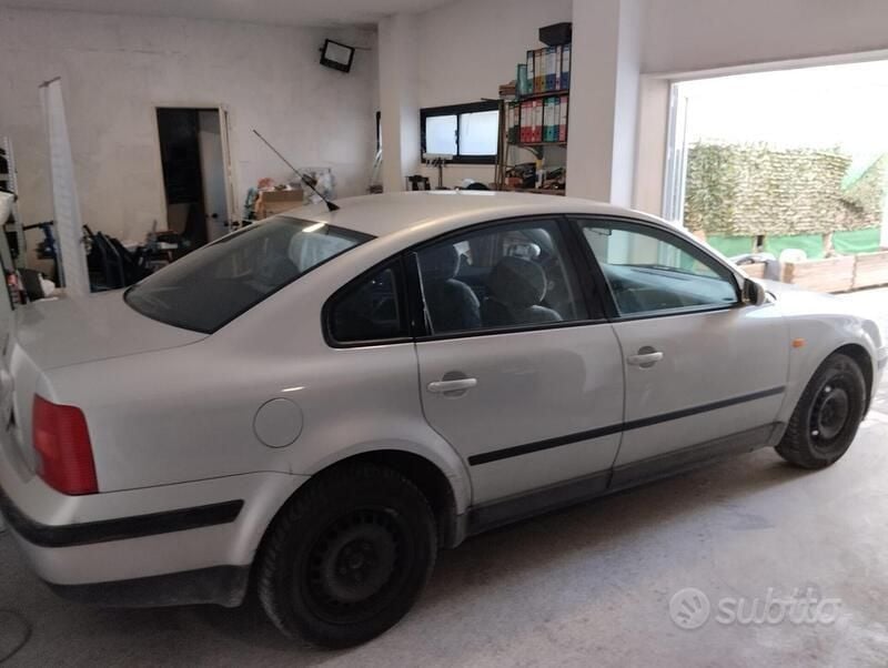 Usata VW Passat 101 CV (74 kW) 1998 Grigio Berlina