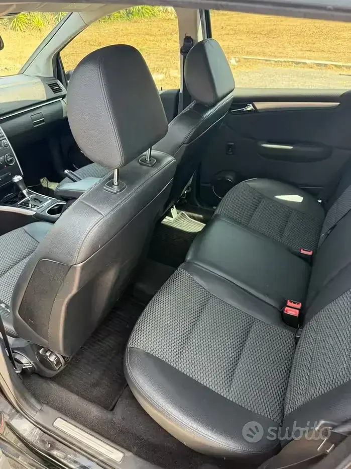 Usata Mercedes B200 Premium 140 CV (102 kW) 2011 Nero Utilitaria