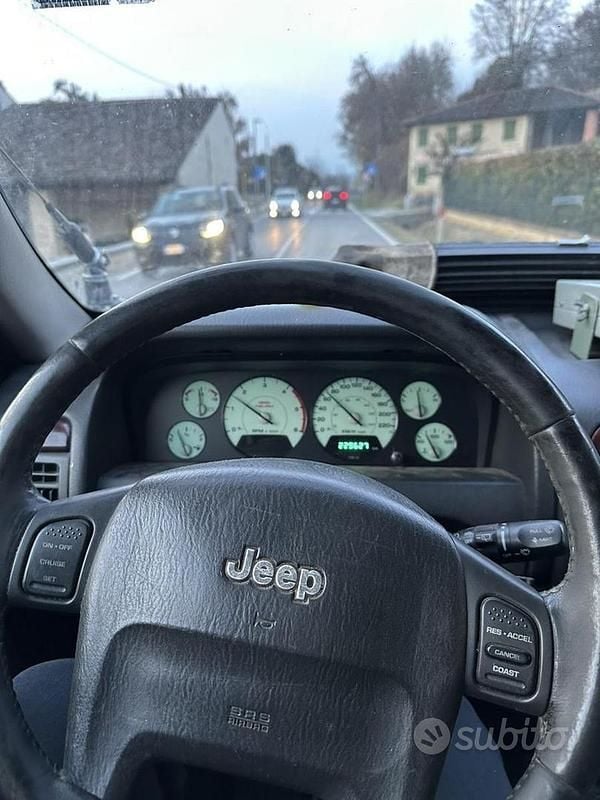 Usata Jeep Grand Cherokee 163 CV (119 kW) 2005 Grigio SUV