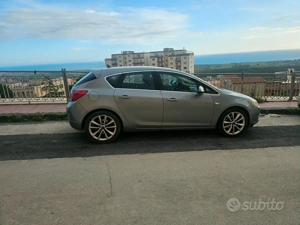 Usata Opel Astra Cosmo 110 CV (80 kW) 2010 Berlina