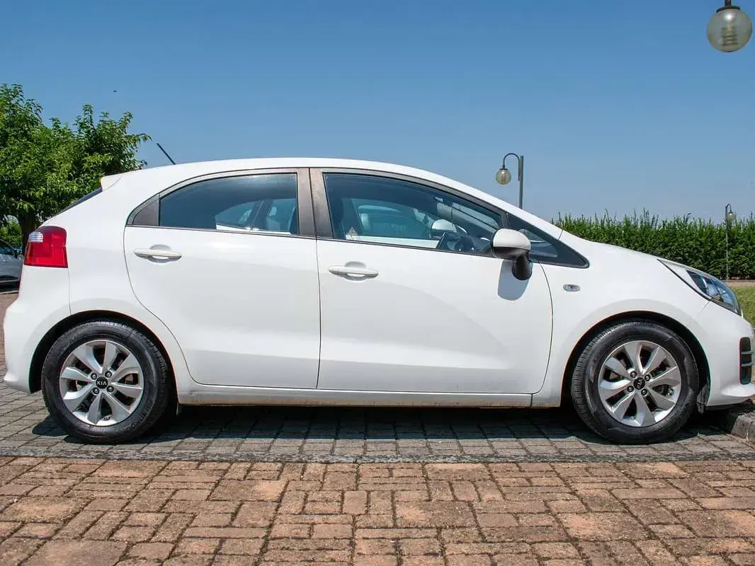 Usata Kia Rio 83 CV (61 kW) 2015 Bianco Berlina