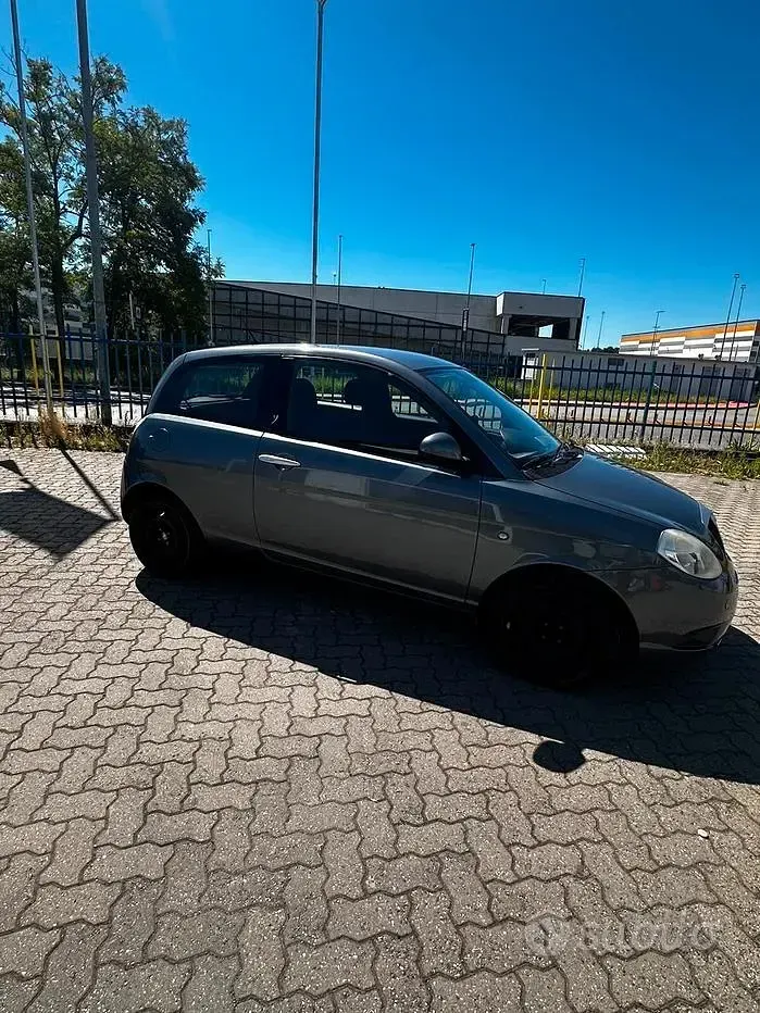Usata Lancia Ypsilon 60 CV (44 kW) 2010 Grigio Utilitaria